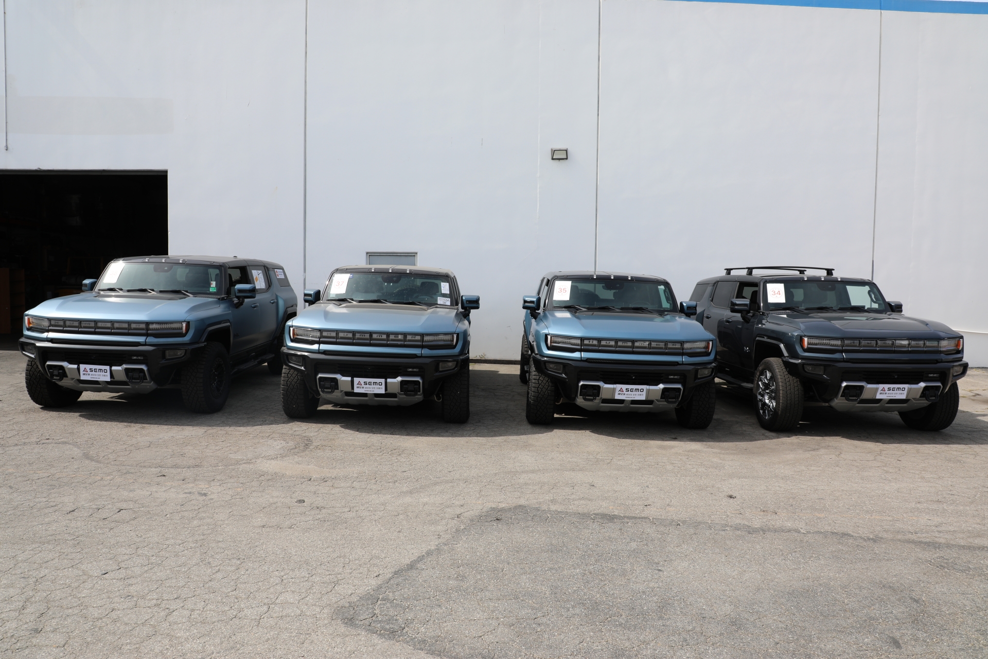 세모카가 직접 수입한 여러 대의 GMC 허머 EV